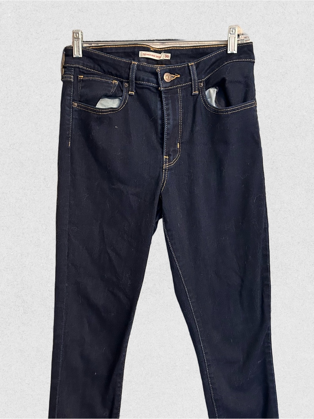 Dark Wash Skinny Jeans with Contrast Levi’s Stitching
